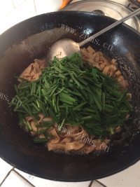 家常菜韭菜炒干豆腐做法图解8)