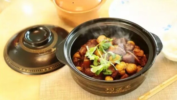 诱人的栗子红烧肉