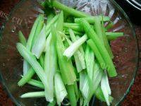 家常菜芹菜炒豆芽做法图解2)