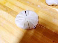 鲜美可口的豆沙菊花酥做法图解8)