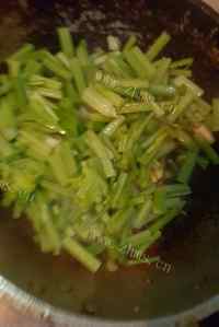 珍馐美味的芹菜炒肉做法图解5)