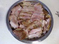 色泽不错的土豆扣肉做法图解9)