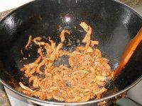 家常菜黄豆芽炒肉丝做法图解5)