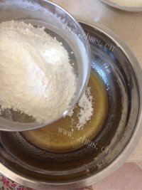 自制广式红豆月饼做法图解7)