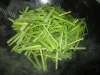 诱人的芹菜拌干丝做法图解4)