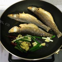 美味江支鱼烧雪菜做法图解9)