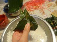 美味的红豆蜜枣粽做法图解8)