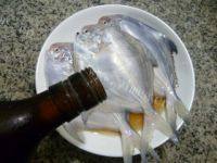 绿色食物清蒸鲳鱼做法图解2)