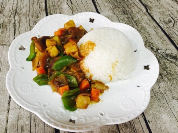 色泽鲜亮的咖喱牛肉饭