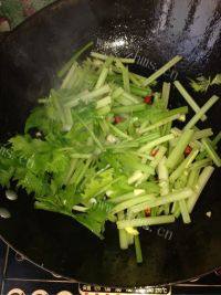 家常菜芹菜炒牛肉做法图解5)