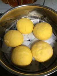 自制南瓜黄金馒头做法图解10)