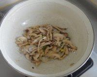 清淡的炒蘑菇做法图解2)