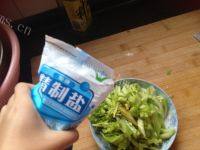 家常菜凉拌西芹做法图解5)