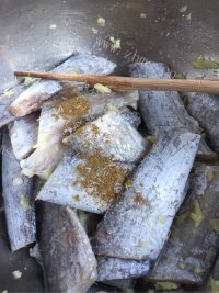 美味的香煎带鱼做法图解3)