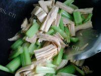 诱人的芹菜炒腐竹做法图解6)