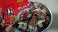 美味的粉蒸排骨拌青椒做法图解4)