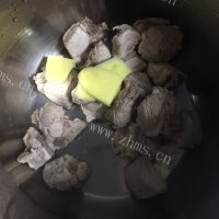 香喷喷的山药排骨汤做法图解4)
