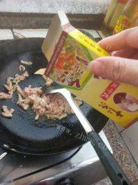 家常菜娃娃菜炒肉做法图解4)