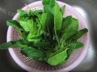 美味的菠菜粉丝汤做法图解3)