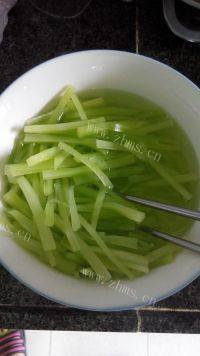 口感好的凉拌莴笋丝做法图解2)