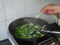 家常菜韭菜花炒肉丝做法图解8)