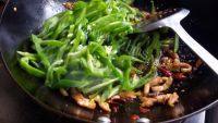 家常菜青椒肉丝做法图解8)
