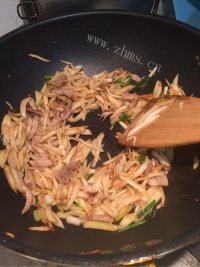 美味的茭白肉丝做法图解7)
