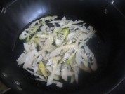 家常菜五花肉烧春笋做法图解2)