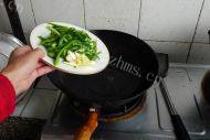 诱人的青椒里脊肉做法图解3)