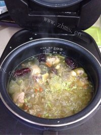 银耳莲子煲鸡汤做法图解10)