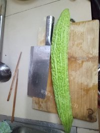 美味的苦瓜炒肉做法图解1)