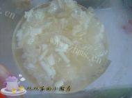 美味的银耳雪梨汁做法图解3)