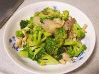 家常菜西兰花炒蘑菇