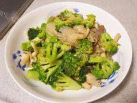 家常菜西兰花炒蘑菇
