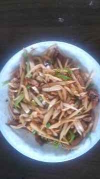家常菜杏鲍菇炒肉丝