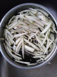 口感饱满的西红柿炒茄丝做法图解5)