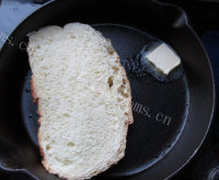 美味的香煎牛排面包片做法图解6)