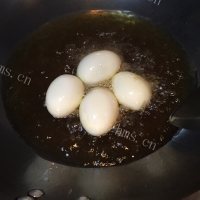 美味的虎皮鸡蛋做法图解3)