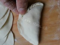 色泽鲜亮的韭菜盒子做法图解5)