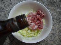 美味的圆白菜猪肉馅盒子做法图解3)
