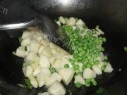 茭白炒豌豆做法图解5)