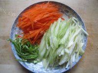 家常菜芹菜胡萝卜炒肉丝做法图解2)