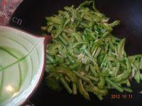 家常菜苦瓜炒豆角做法图解6)