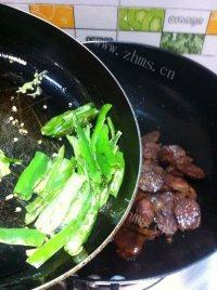 家常菜洋葱炒腊肠做法图解7)
