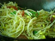 家常菜腊肠炝炒黄豆芽