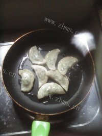 珍馐美味的韭菜盒子做法图解6)
