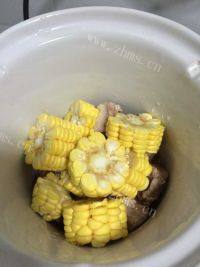 美味的玉米排骨汤做法图解5)