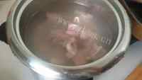 美味排骨玉米番茄汤做法图解2)