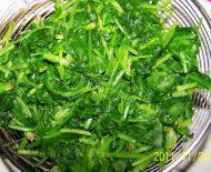 美味的菠菜肉丸汤做法图解2)
