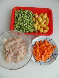 美味的白果豌豆炒鸡丁做法图解2)